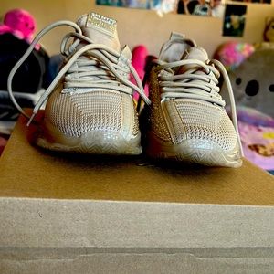 This are Steven madden sneakers like new